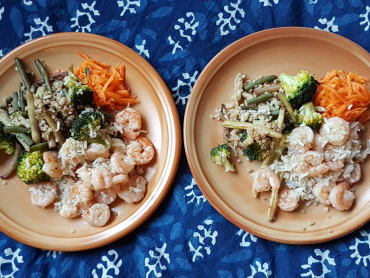 krevety, rýže s quinoou, dušená zelenina a mrkev